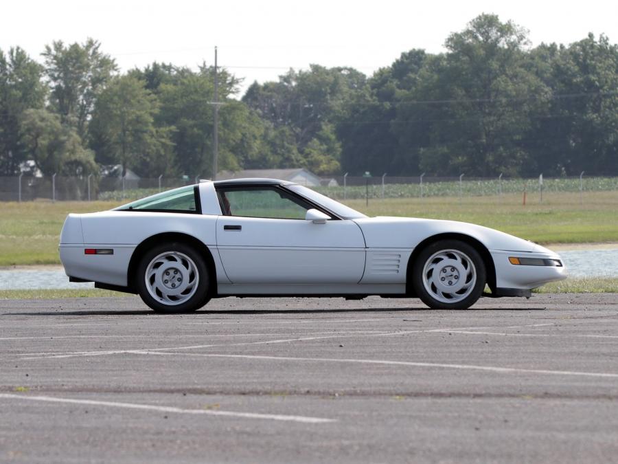  Chevrolet Corvette ZR1 Coupe 1991 года  (фото 30 из 32)